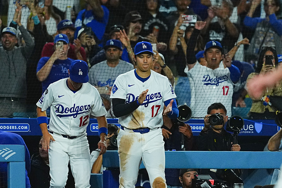 試合に勝利し拍手するドジャース・大谷翔平【写真：荒川祐史】