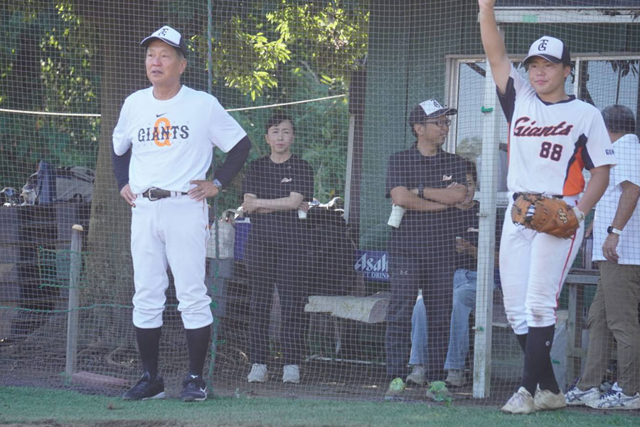 遠投を指導する倉俣徹監督（左）【写真：尾辻剛】