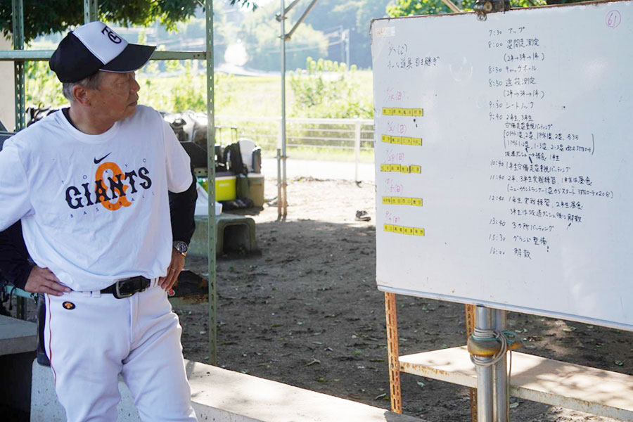 分刻みで組まれた高崎中央ポニーの練習メニュー。左は倉俣徹監督【写真：尾辻剛】