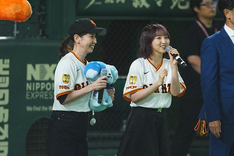 ファーストピッチに登場した声優の田中美海さん（右）と三石琴乃さん【写真：小林靖】
