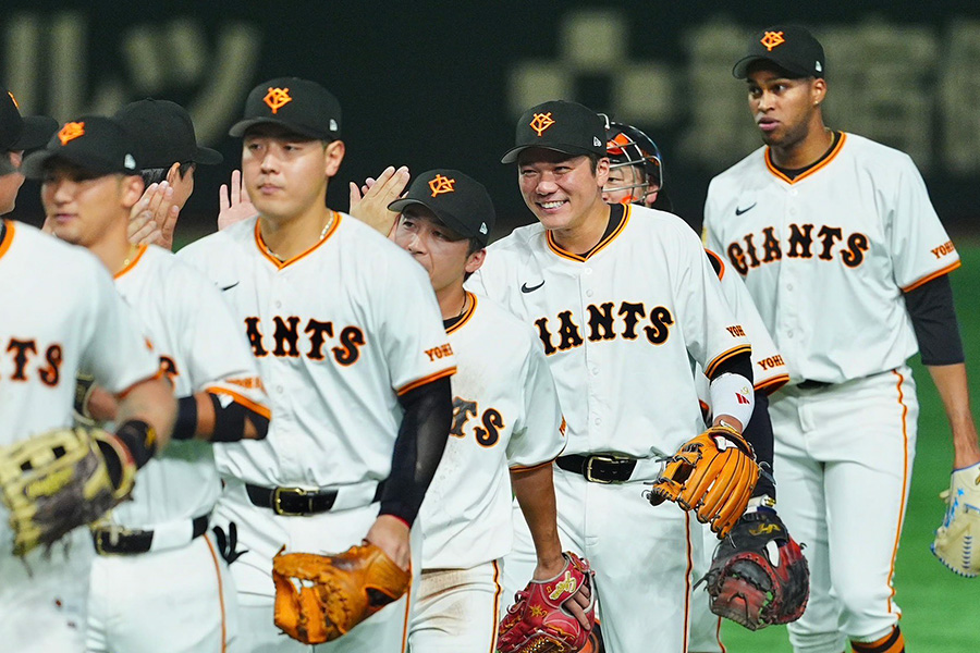 巨人ナイン【写真：小林靖】
