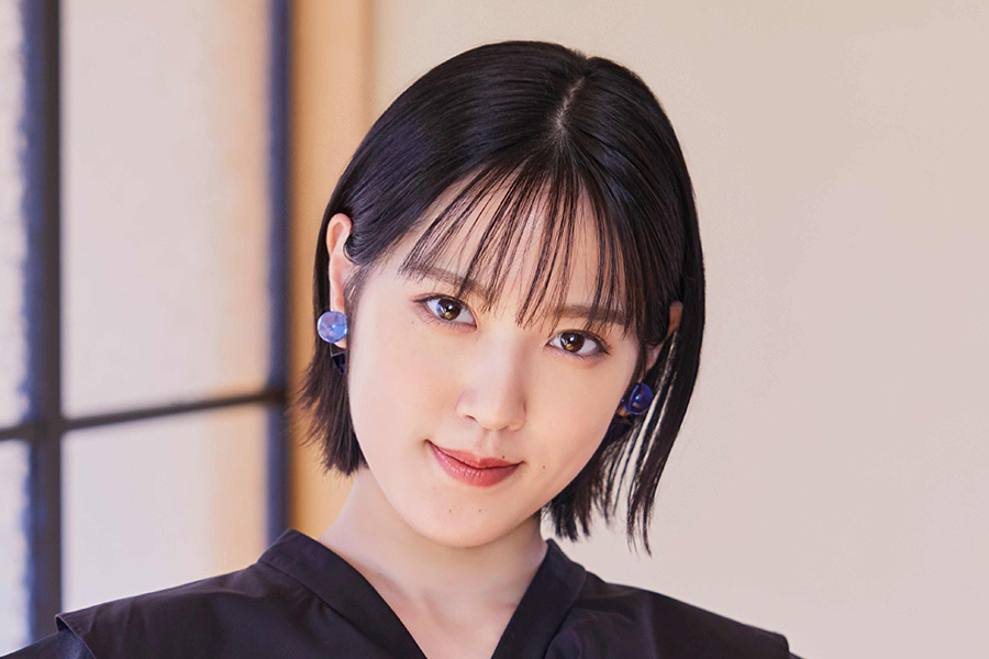 アーティストの小関舞さんが2軍戦で始球式を行う【写真：球団提供】