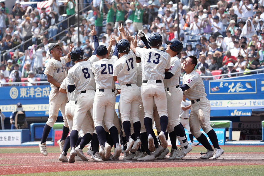 夏の甲子園出場を決めた市立船橋ナイン【写真：岡部直樹】
