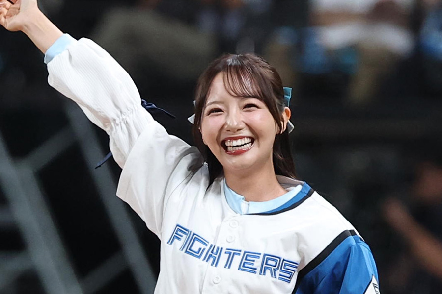 ファーストピッチを行った「タイトル未定」の多田萌加さん【写真提供：産経新聞社】