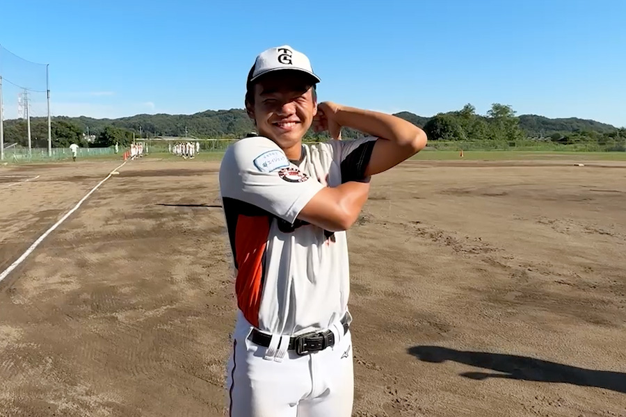 キャッチボール前にも肩周りのストレッチに取り組む【写真：編集部】