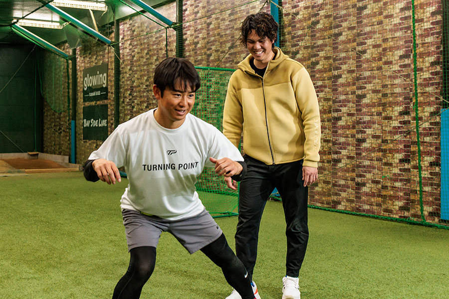 股関節強化のドリルを指導する松本憲明氏（右）【写真：編集部】