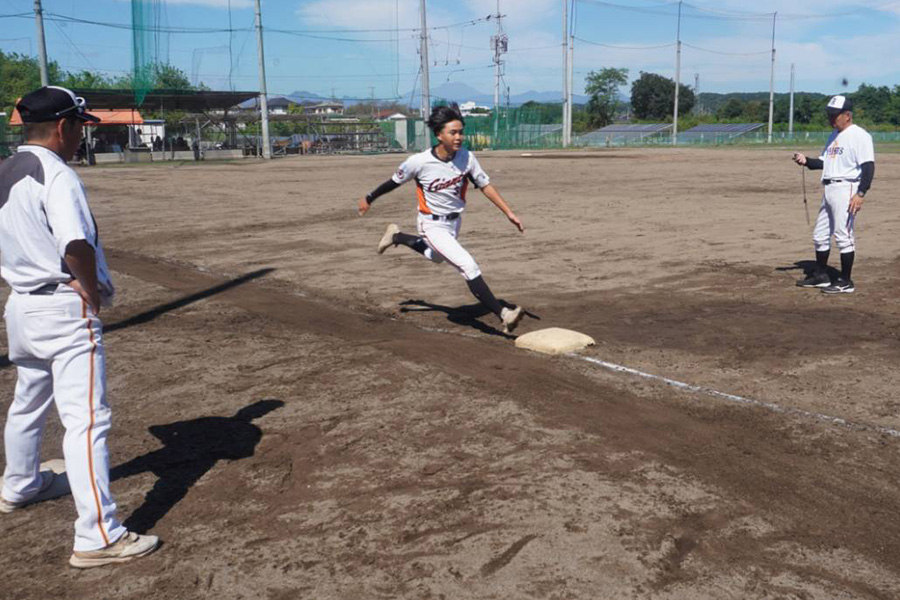 定期的に塁間測定を行い成長度合いを確認する【写真：尾辻剛】