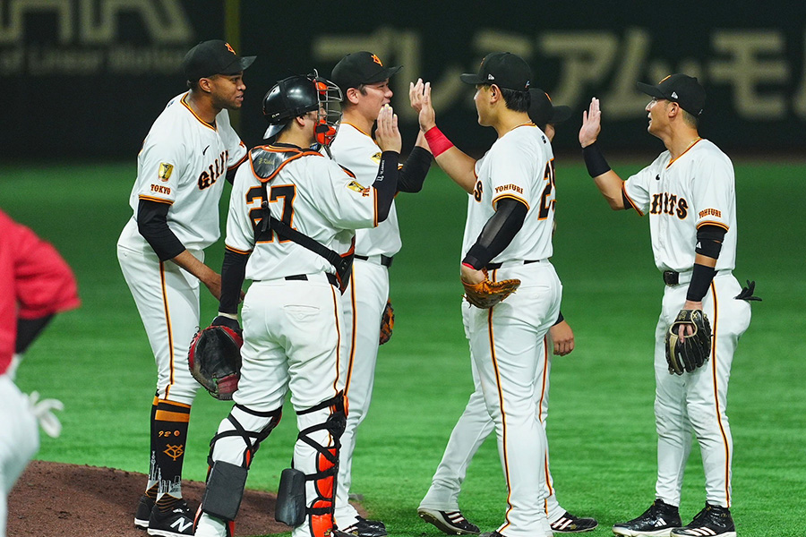 巨人ナイン【写真：小林靖】