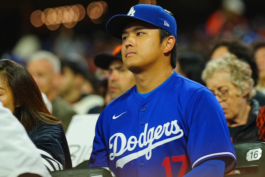 試合を観戦する井手口佳暉さん【写真：荒川祐史】