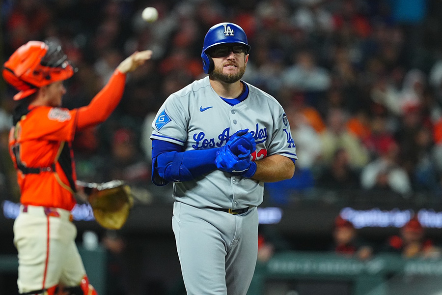死球を受けたドジャースのマックス・マンシー【写真：荒川祐史】