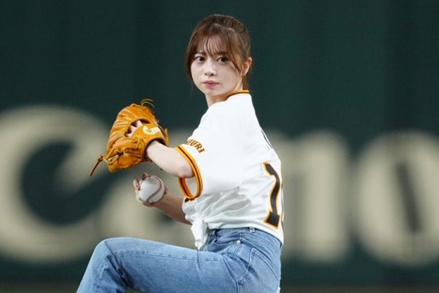 始球式に登場した桜田ひよりさん【写真:矢口亨】