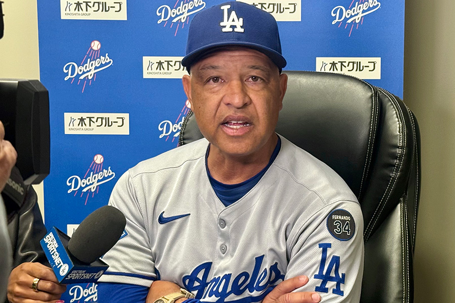 試合後、取材に応じたドジャースのデーブ・ロバーツ監督【写真：小谷真弥】　
