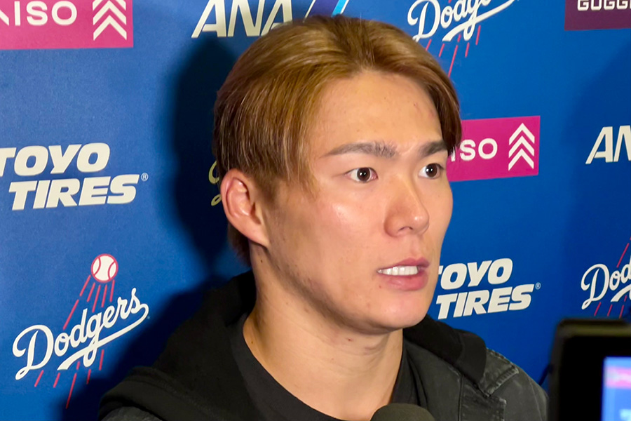 試合後、取材に対応したドジャース・山本由伸【写真：小谷真弥】