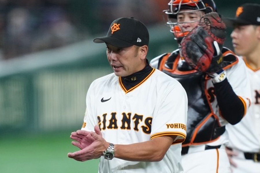 阪神戦で指揮する巨人・阿部慎之助監督【写真：矢口亨】　