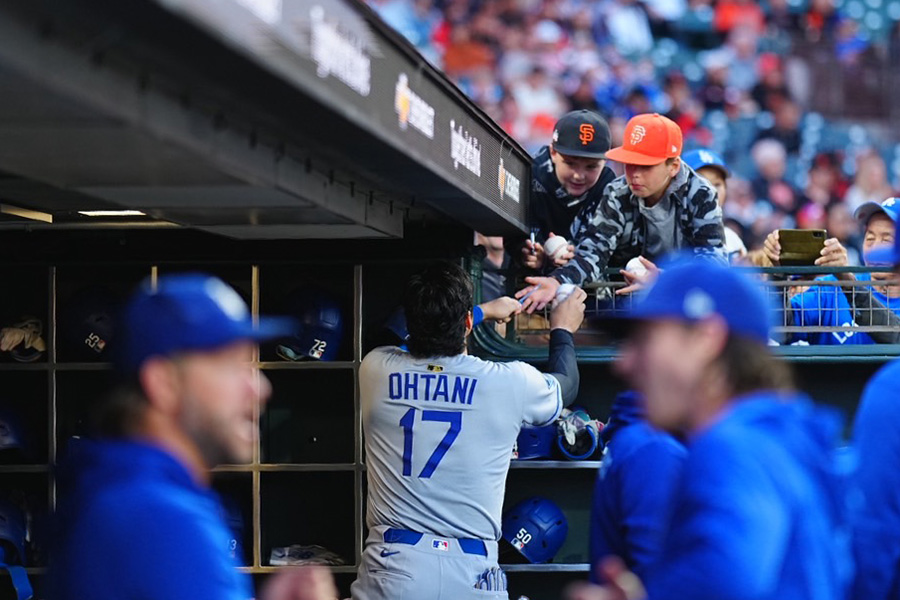 試合前、ファンにサインする大谷翔平【写真:荒川祐史】