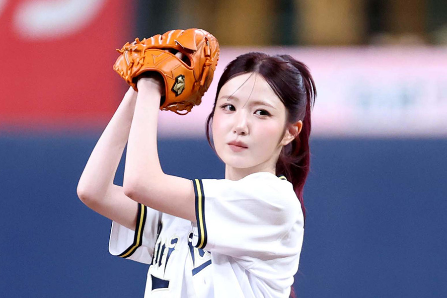 特別始球式を務めたSAY MY NAMEのHITOMIさん【写真:栗木一考】