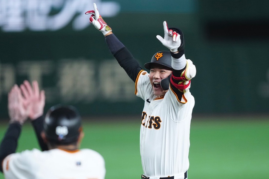 阪神戦でサヨナラ打を放った巨人・坂本勇人【写真:矢口亨】