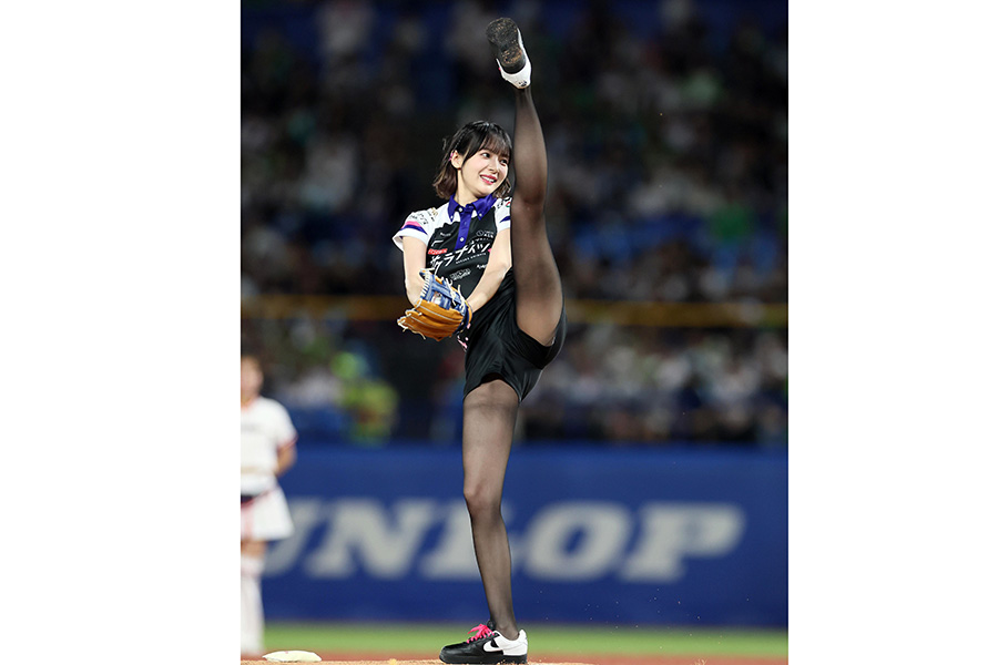 始球式に登場したプロ雀士の岡田紗佳さん【写真提供:産経新聞社】