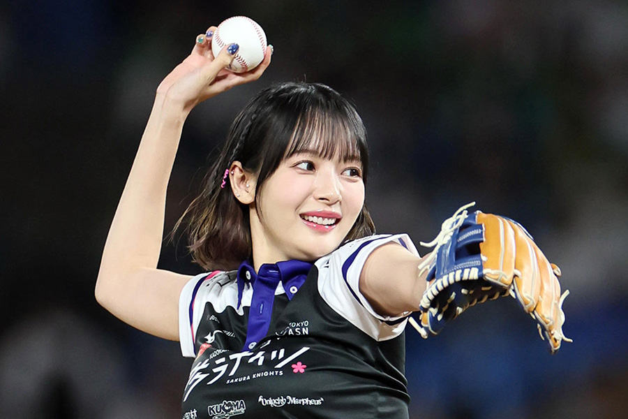 始球式に登場したプロ雀士の岡田紗佳さん【写真提供：産経新聞社】