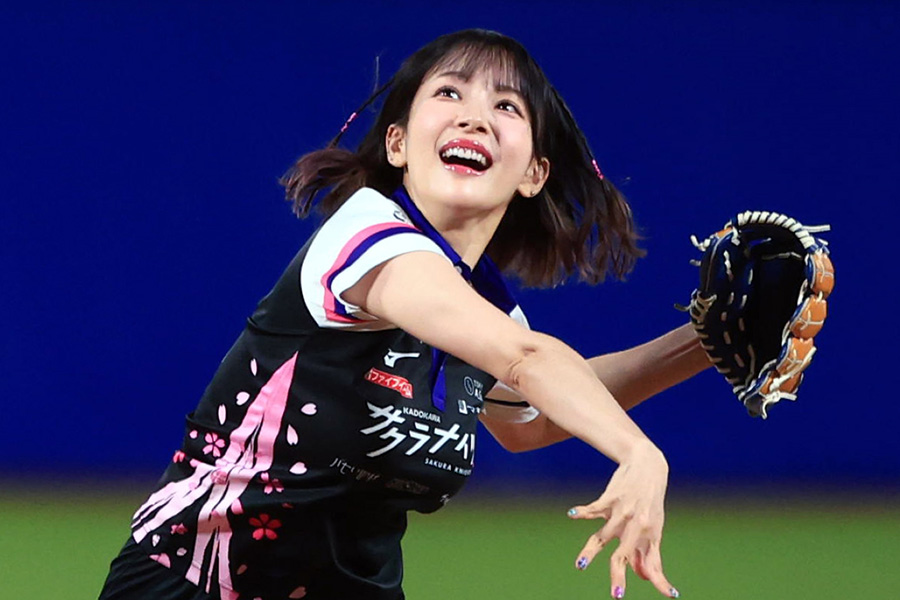 始球式に登場したプロ雀士の岡田紗佳さん【写真提供：産経新聞社】