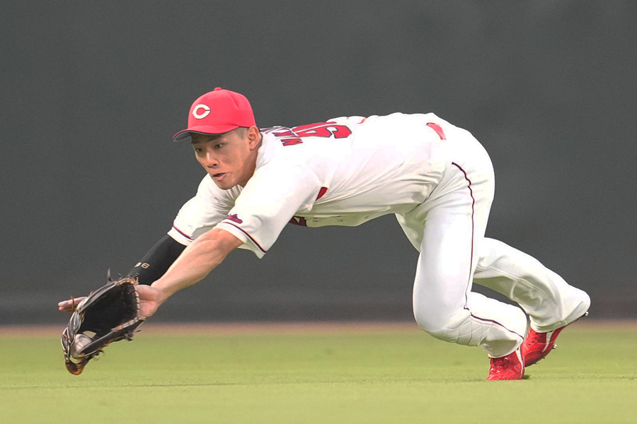 広島・中村奨成【写真提供：産経新聞社】