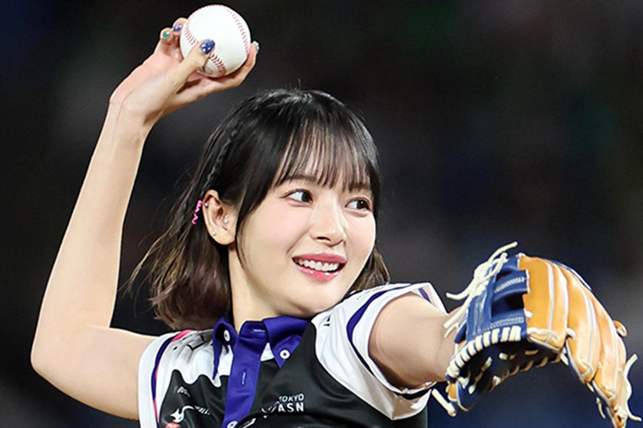 始球式に登場したプロ雀士の岡田紗佳さん【写真提供：産経新聞社】