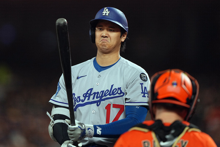 打席で複雑な表情を浮かべる大谷翔平【写真：ロイター】