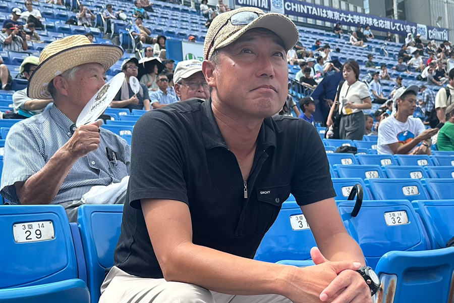 試合を観戦した父・俊介氏【写真：宮脇広久】