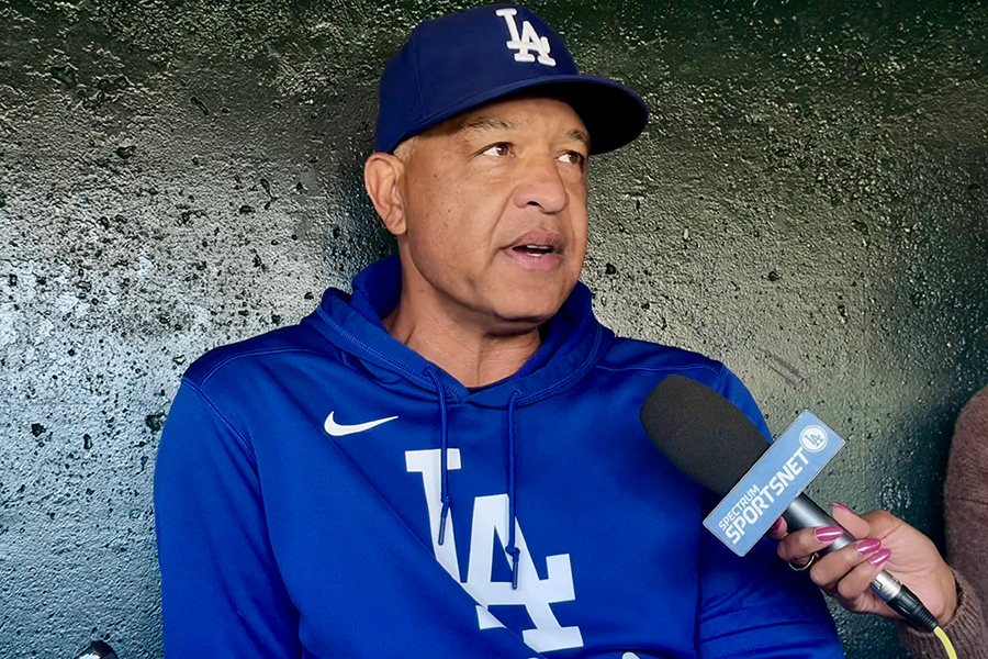 試合前、取材に対応するドジャースのデーブ・ロバーツ監督【写真：小谷真弥】