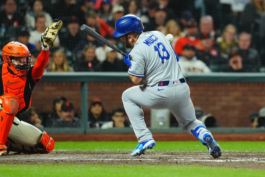 頭部死球を受けたドジャースのマックス・マンシー【写真：荒川祐史】