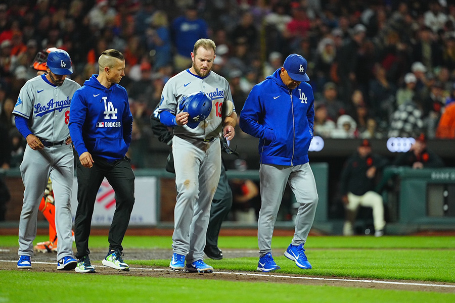 頭部死球を受けたドジャースのマックス・マンシー【写真：荒川祐史】