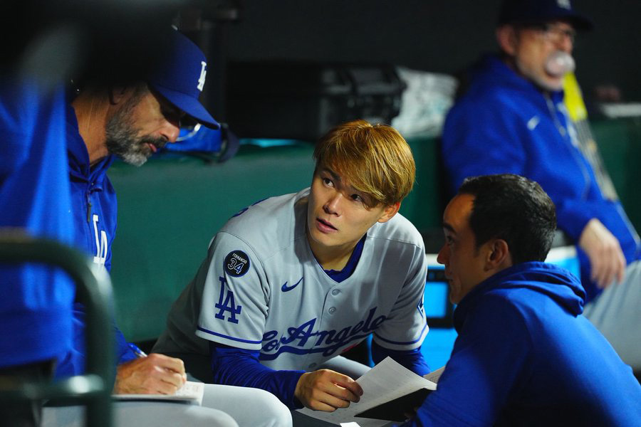 ベンチでコーチと話す山本由伸【写真：荒川祐史】