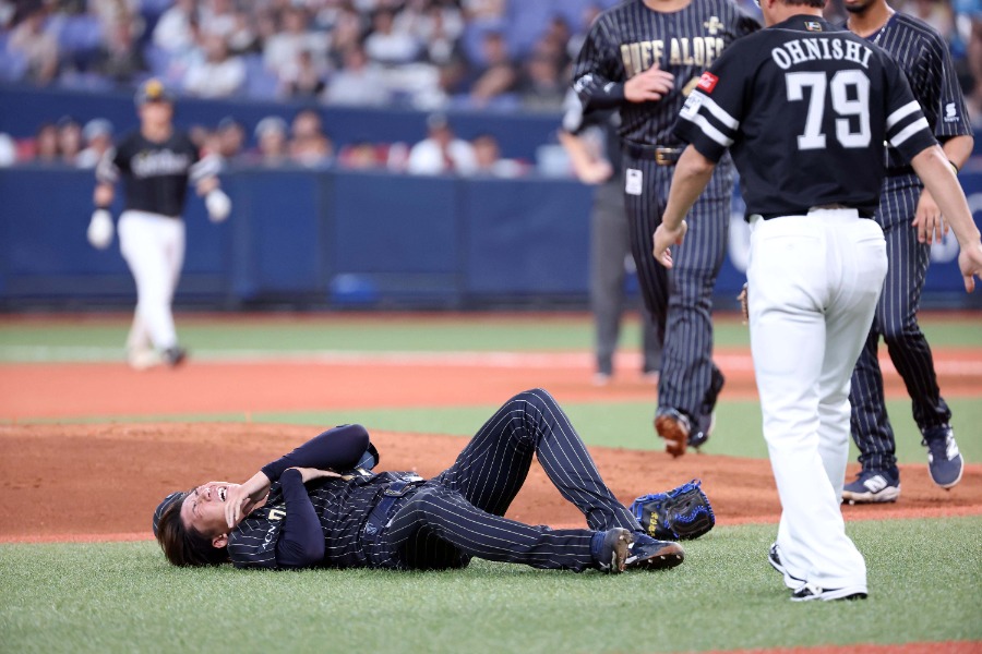 折れたバットが胸に直撃しマウンド上でうずくまるオリックス・曽谷龍平【写真：栗木一考】