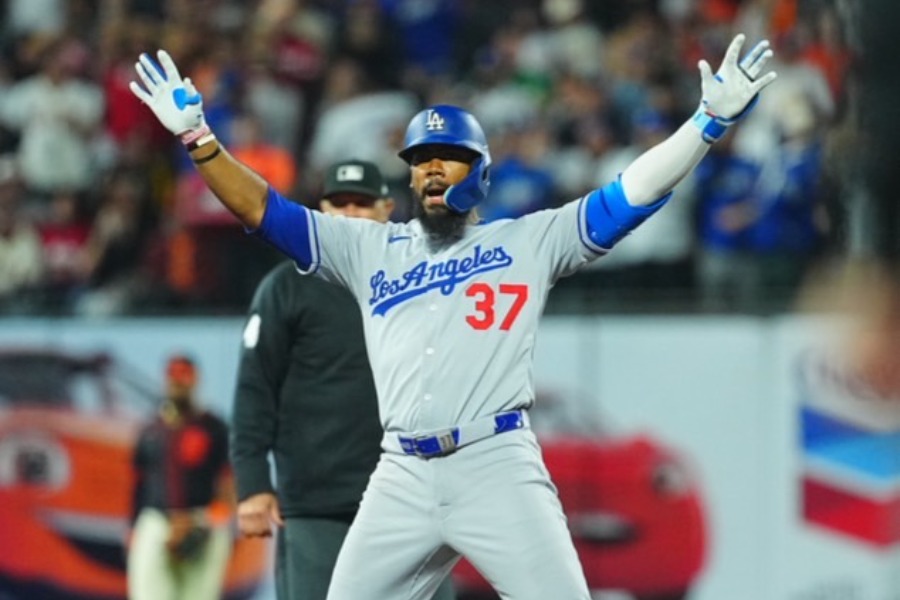 5回に逆転右中間2点二塁打を放ったドジャースのテオスカー・ヘルナンデス【写真：荒川祐史】