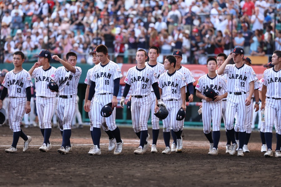 試合終了後のU-18日本代表の選手たち【写真：加治屋友輝】
