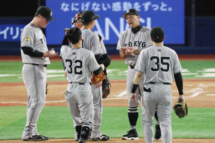 マウンドで交代を告げる阿部慎之助監督【写真提供：産経新聞社】