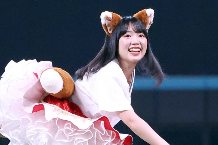 始球式に登場した「Appare！」の朝比奈れいさん【写真提供：産経新聞社】