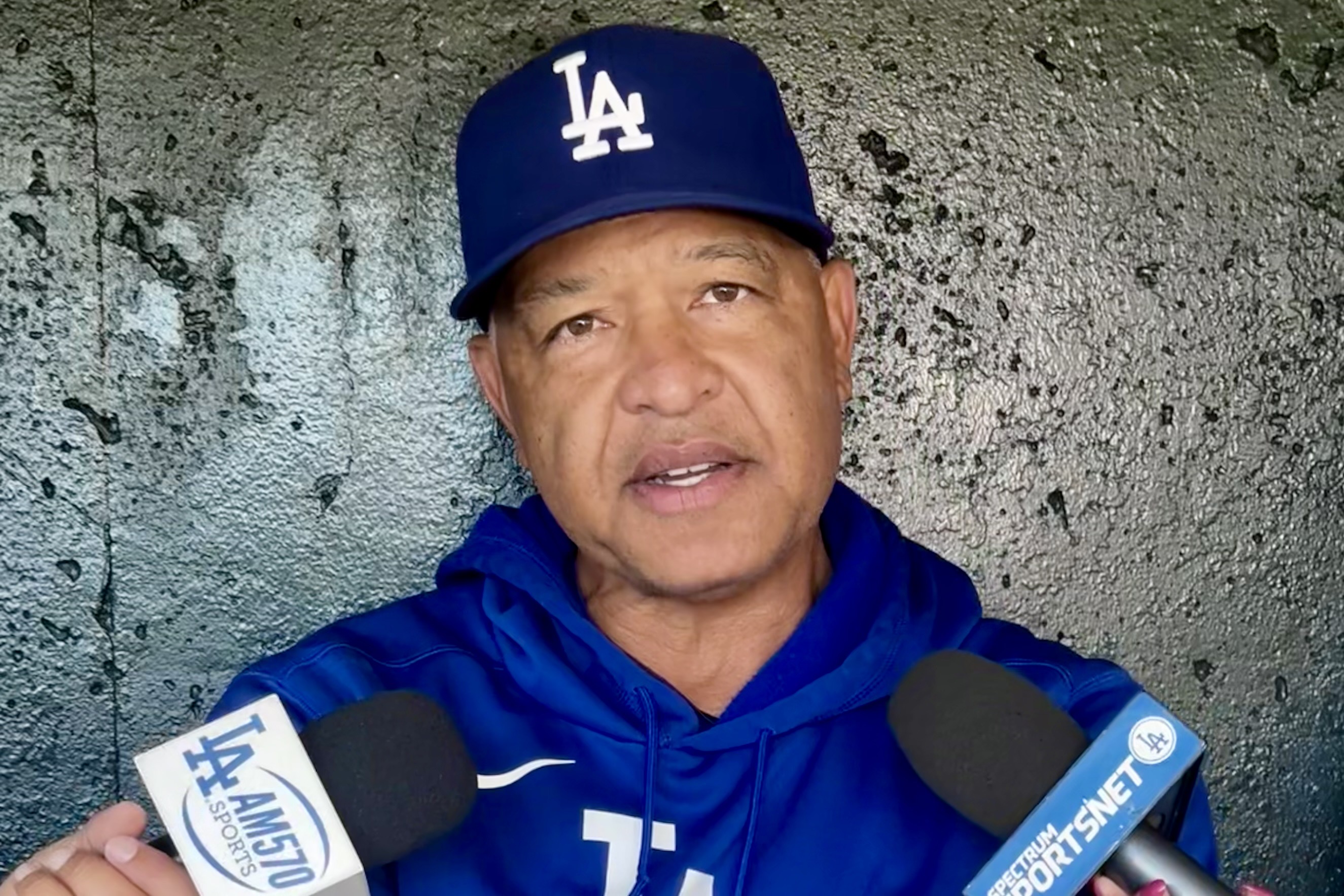 取材対応するドジャース・ロバーツ監督【写真：小谷真弥】