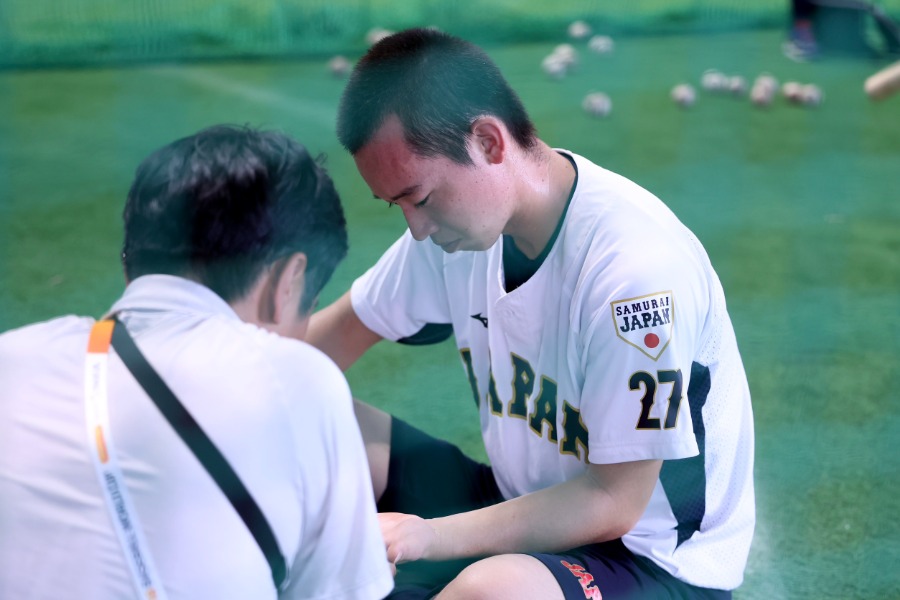 試合前、左手にテーピングを巻いてもらうU18日本代表の山梨学院・横山悠【写真:加治屋友輝】