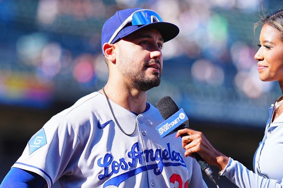 試合後のインタビューに応じるドジャースのマイケル・コンフォート【写真：荒川祐史】