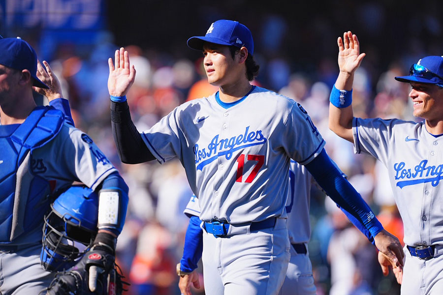 試合に勝利しハイタッチするドジャース・大谷翔平【写真:荒川祐史】