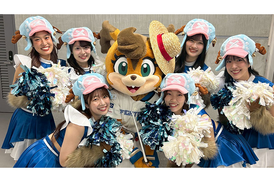 アニメ「ONE PIECE」とコラボしたファイターズガール【写真提供：(C)H.N.F.】