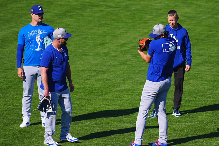 ドジャースのカービー・イエーツのものまねをする大谷翔平【写真：荒川祐史】