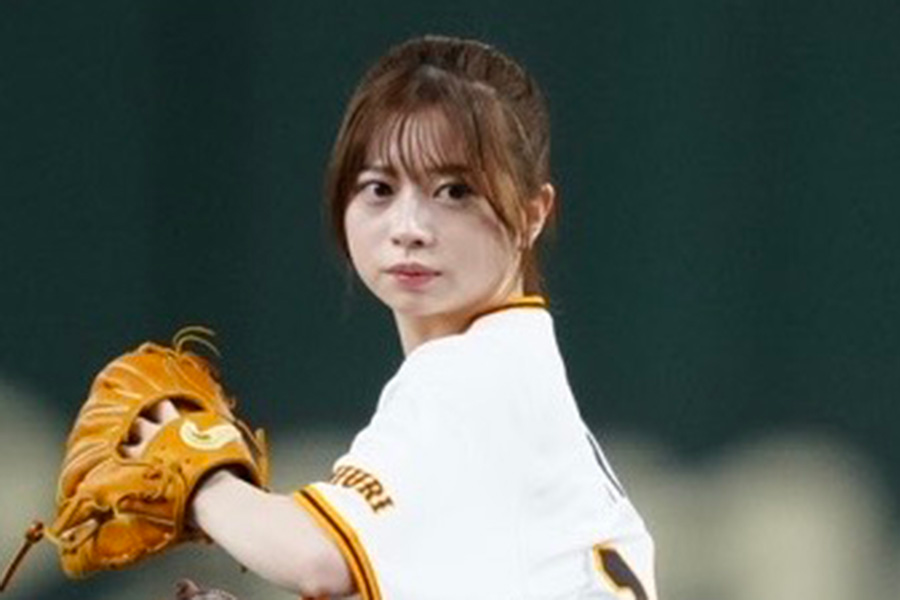 始球式に登場した女優の桜田ひよりさん【写真:矢口亨】