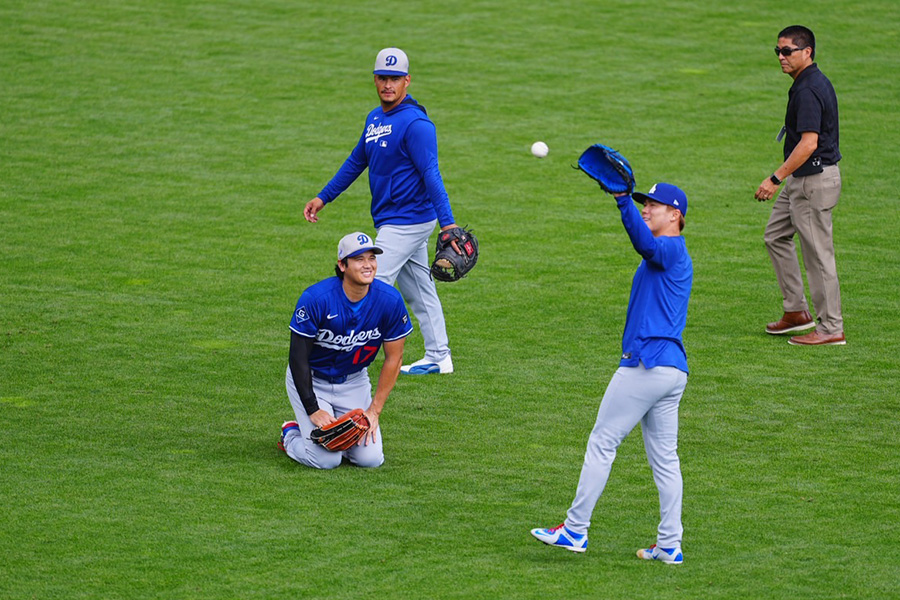 ドジャース・山本由伸の練習中に正座をする大谷翔平【写真：荒川祐史】