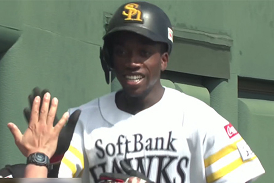 くふうハヤテ戦でランニング本塁打を放ったソフトバンクのイヒネ・イツア【画像：パーソル パ・リーグTV】
