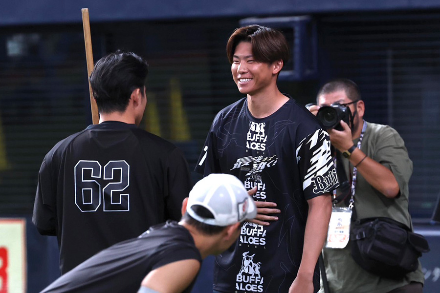 試合前にソフトバンク・海野隆司と会話をするオリックス・曽谷龍平（右）【写真：栗木一考】