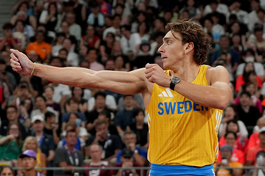 男子棒高跳び、スウェーデン代表のアルマンド・デュプランティスがイチロー氏のポーズを披露【写真：ロイター】