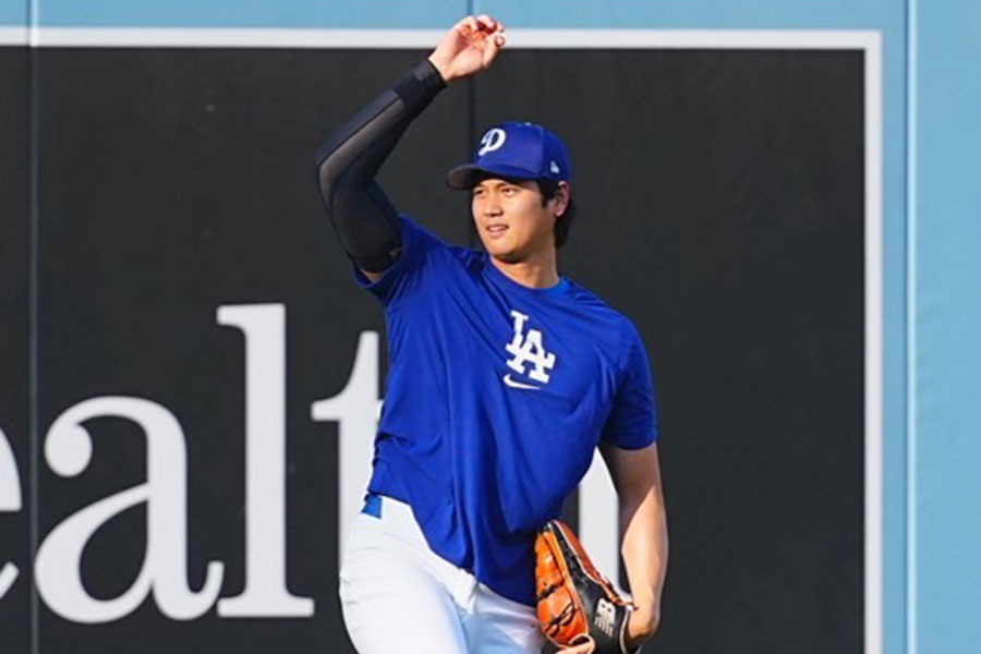 試合前にキャッチボールを行うドジャース・大谷翔平【写真：荒川祐史】