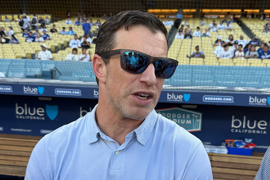 試合前に、取材に応じるドジャースのアンドリュー・フリードマン編成本部長【写真：小谷真弥】